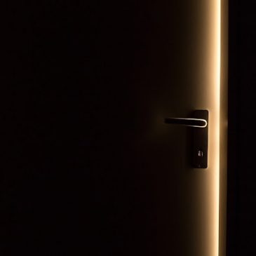 La puerta oscura