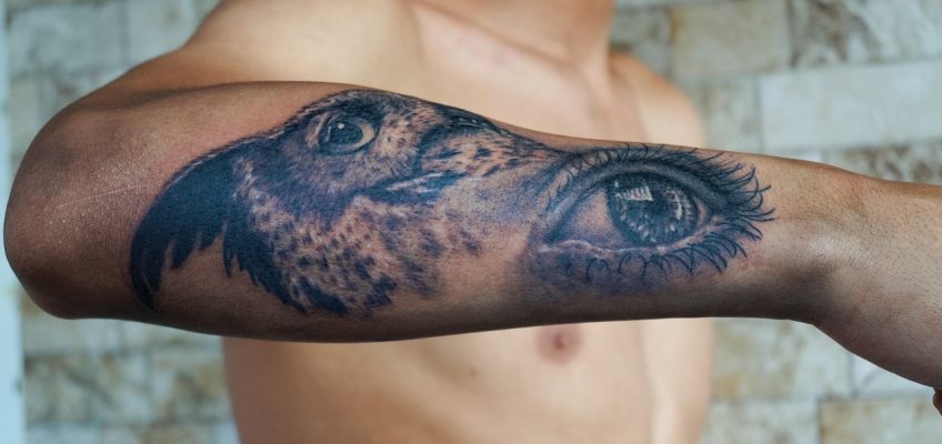 hombre con brazo tatuaje